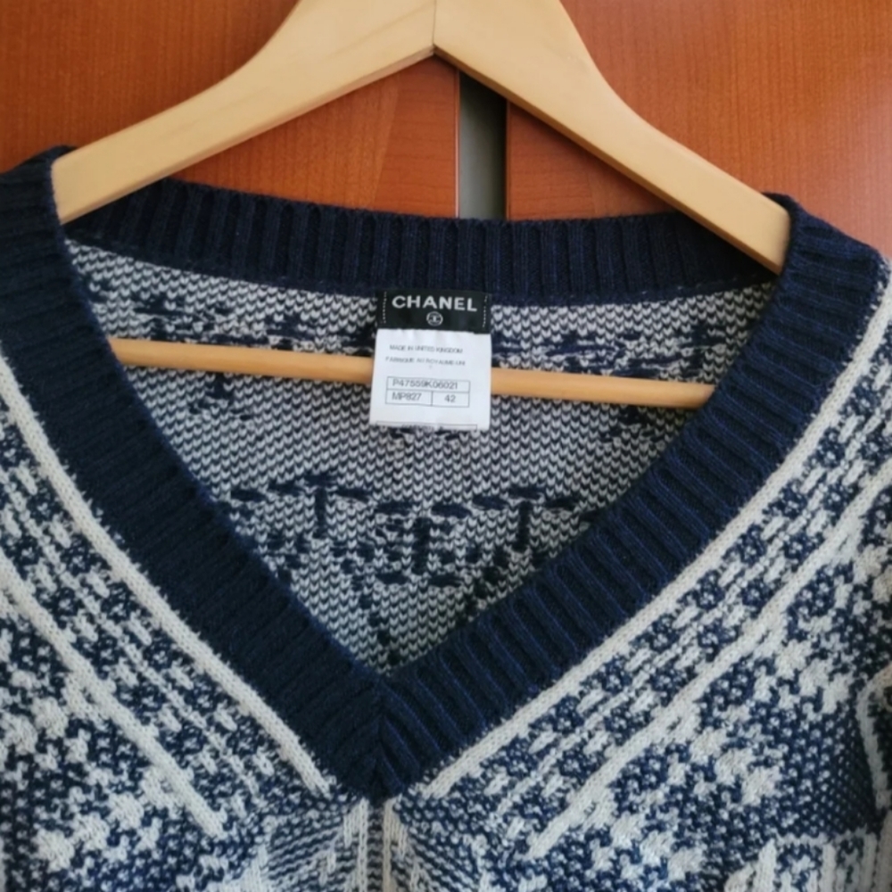 SOLD Chanel CC logo Cashmere Sweater - Picture 3 of 8